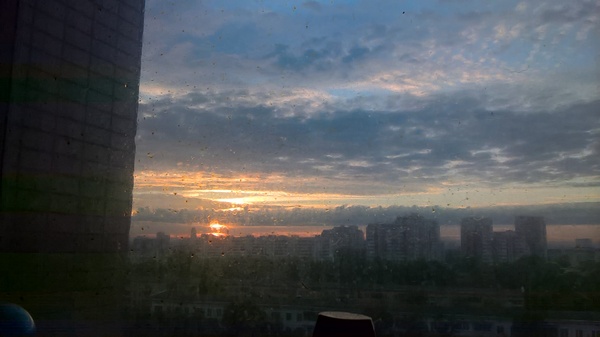 Battle of sunsets... Moscow... Skhodnenskaya... Dirty window) - My, Battle of sunsets, Moscow, Tushino, Skhodnenskaya