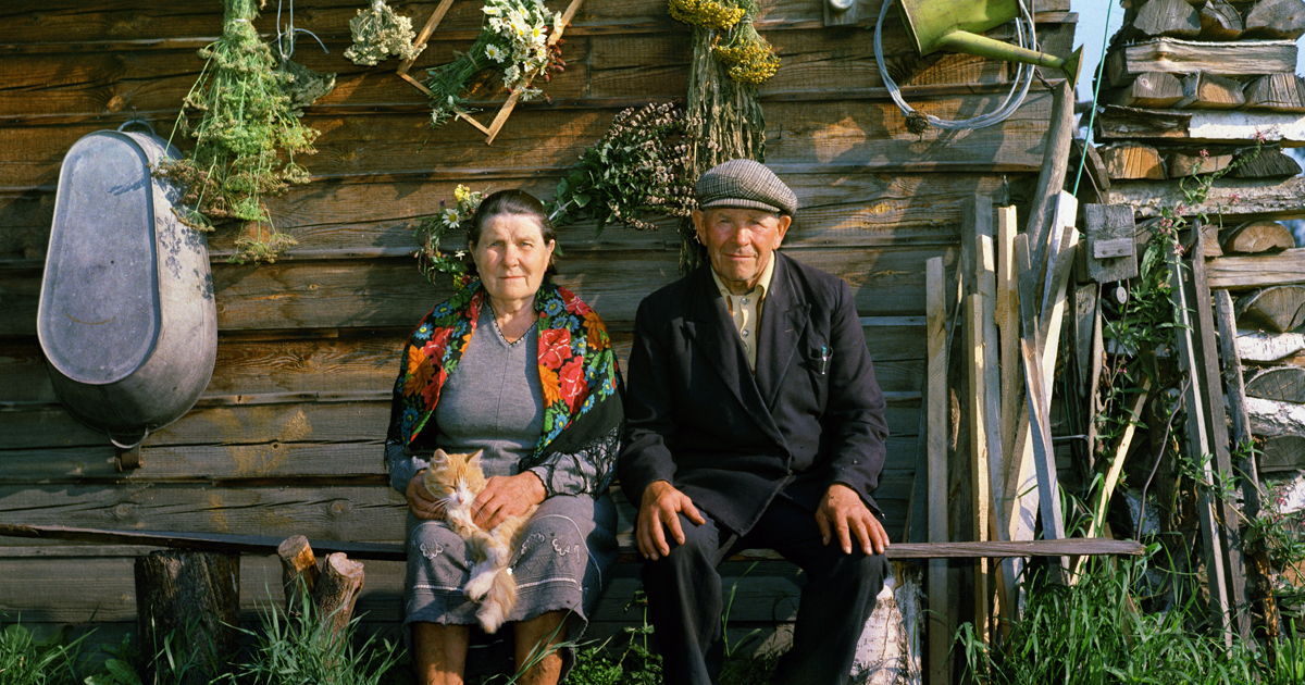Мои бабушка и дедушка живут на окраине. Старики в деревне. Бабушка и дедушка в деревне. Деревенские жители.