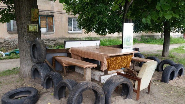 Алкаши из соседнего двора знают толк в лакшери лайф. - Алкоголики, Двор, Лакшери