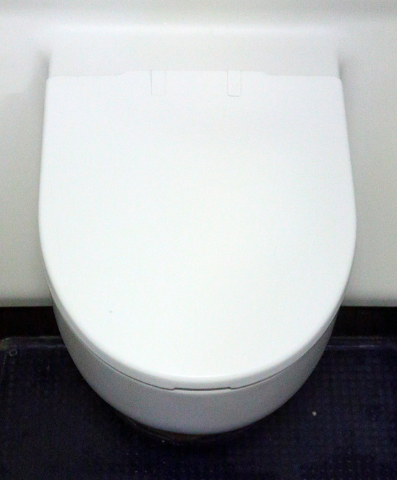 Как устроен туалет в самолете