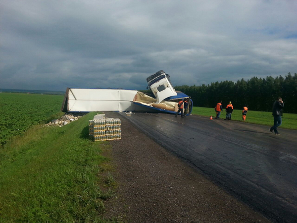 In Bashkiria, a truck with beer overturned on the highway. - Wagon, Track, Road accident, Beer