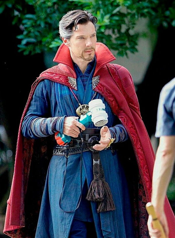 When Thor asked you to fix a broken mjolnir, but something went wrong. - Doctor Strange, Benedict Cumberbatch, Cumberwatch, Avengers: Infinity War, Filming, Thor's Hammer, Mjolnir