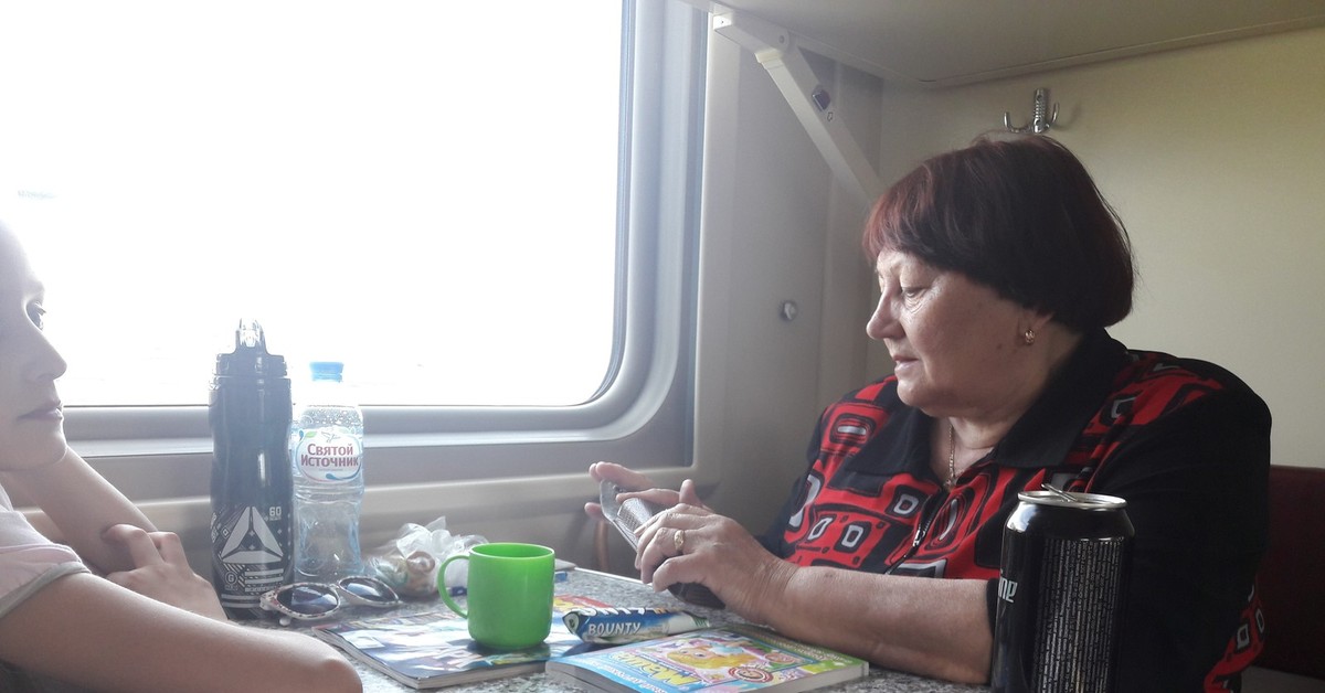 Ребенок едет на поезде с бабушкой. Бабулька в поезде. Пожилая женщина в поезде. Бабушка в плацкарте. Пожилые женщины в купе поезда.