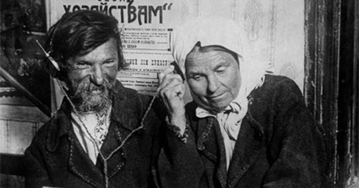 Почему слушают радио. Слушать радио. Первое радио в деревне. Радиогазета роста 1924. Крестьяне и радио.