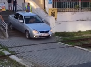 The impudent Priora driver went down the stairs in a car and got caught on video in the Stavropol Territory - Violation of traffic rules, Priora, Stavropol region, Russian Railways, Intruder, Video