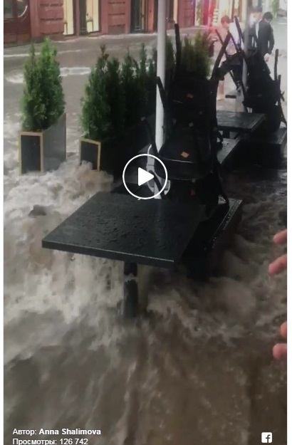 The owners of the restaurant on the well-maintained Tverskaya began to build a dam to protect themselves from floods - Потоп, Utility services, Moscow, Damage, A restaurant, Tverskaya, news, Town