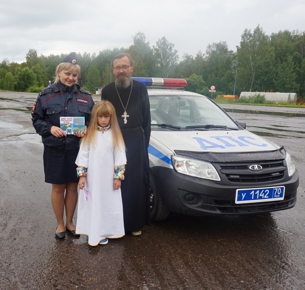 The priest went on a raid with the traffic police on Tomsk roads and handed icons to the drivers - ROC, Traffic police, Tomsk