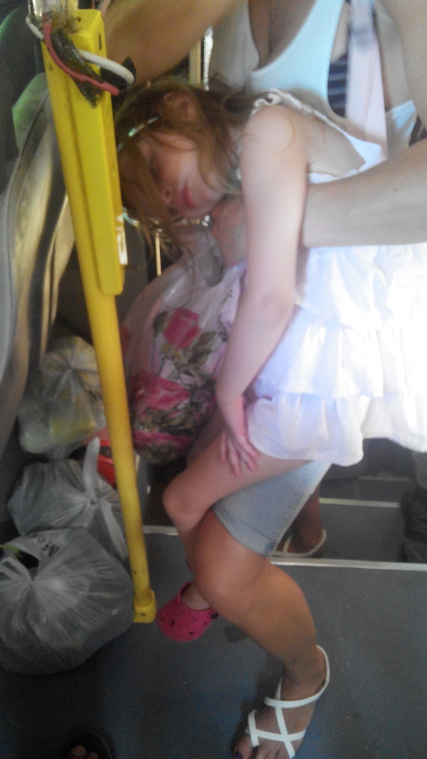 Sleep standing on a standing mother on the bus... - My, , , Sochi, Bus, Heat, Public transport, Make way, Idiocy