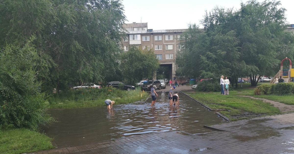 Дождь в омске сегодня. Дождь в Омске. Омск лужи. Омск Ленина дождь. Омск дождь фото.