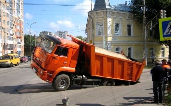 Omsk and Saratov have someone to take an example from - Samara, Failure, Asphalt, Russian roads, Road accident, Auto, Video, Longpost