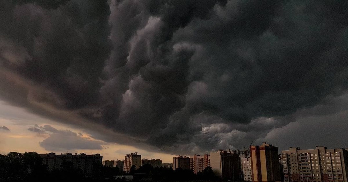 Тучь. Грозовые тучи над городом. Грозовое небо над городом. Тучи над Москвой. Грозовое небо в городе.