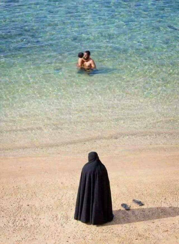 Sad photo. - Family, Children, Ocean, Beach, Bathing, Burqa, Traditions, The photo, Bathing