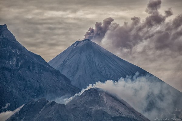 «Курящие великаны». - Фотография, Вулкан, Камчатка, Россия, Вулкан Ключевской, Вулкан Камень, Вулкан Безымянный