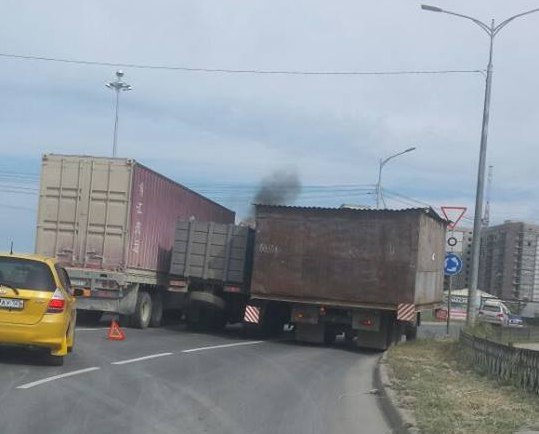 In Yakutsk, a truck got stuck between two heavy trucks - Truck, Cargo transportation, Yakutsk