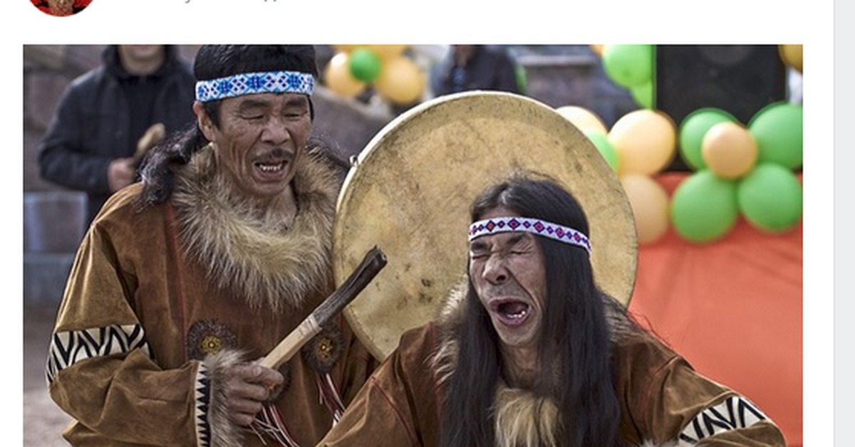 Иностранцы слушают реквием шамана