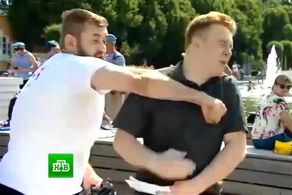 «Саша никогда не служил в армии». Кто ударил журналиста НТВ в день ВДВ. ВДВ, НТВ, ЦСКА, Видео, Длиннопост