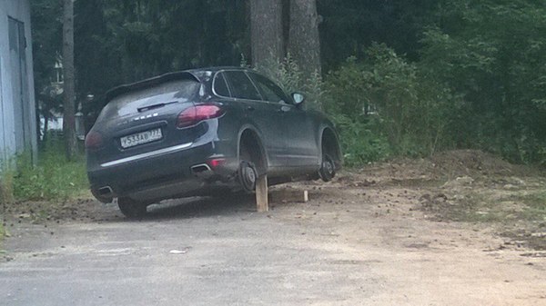 I go out to work this morning and look at my neighbor's brand new Porsche... The shooting location is Shchelkovo. - Porsche, Porsche cayenne, Robbery, Crime