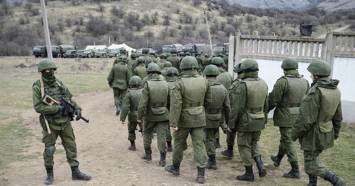 Войска к 1 3. Военная колонна. Урал Военная часть. Российские войска в Крыму. Русский солдат.