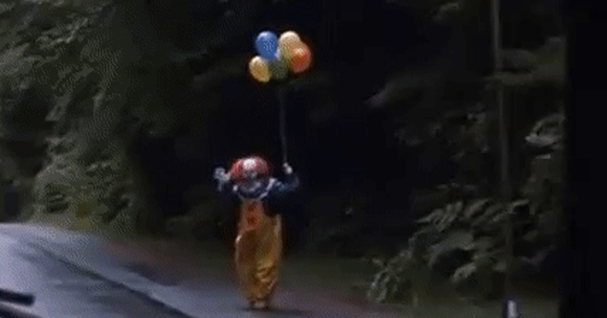 Клоун пасхалка. Pennywise клоун с шариком 1990. Клоун ПЕННИВАЙЗ 1990. ПЕННИВАЙЗ на дороге оно 1990.