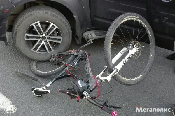 The driver deliberately knocked down a cyclist who reprimanded him - A bike, Cyclist, Motorists, Saint Petersburg