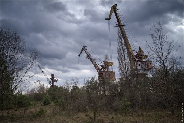 Грузовой порт Припяти. - Моё, Урбанфото, Сталкер, Припять, Постапокалипсис, Порт, Портовый кран, Чзо, Кран, Видео, Длиннопост