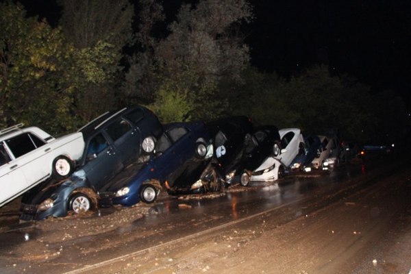 In Crimea, a mudflow flooded houses and demolished dozens of cars off the highway - Crimea, Mudflow, Потоп, Video