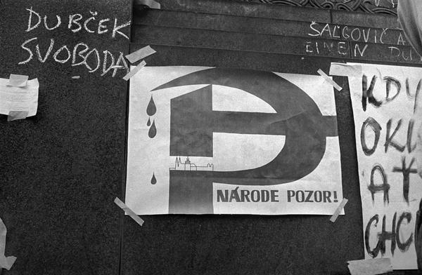 21 августа 1968 г. произошло вторжение советских войск в Чехословакию. Стран нет, а фото осталось. СССР, Чехословакия, Вторжение, История, Из сети, Длиннопост