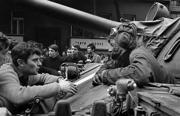 21 августа 1968 г. произошло вторжение советских войск в Чехословакию. Стран нет, а фото осталось. СССР, Чехословакия, Вторжение, История, Из сети, Длиннопост