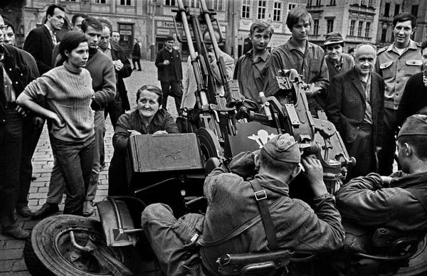 21 августа 1968 г. произошло вторжение советских войск в Чехословакию. Стран нет, а фото осталось. СССР, Чехословакия, Вторжение, История, Из сети, Длиннопост