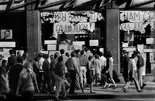 21 августа 1968 г. произошло вторжение советских войск в Чехословакию. Стран нет, а фото осталось. СССР, Чехословакия, Вторжение, История, Из сети, Длиннопост