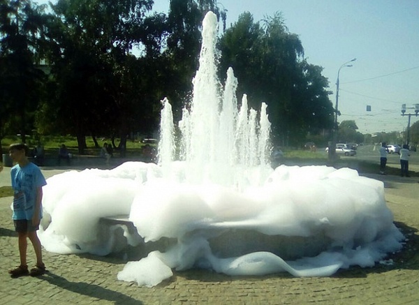Police detained hooligans in Kazan who poured shampoo into the fountain - Fountain, Hooligans, news, Video, Longpost