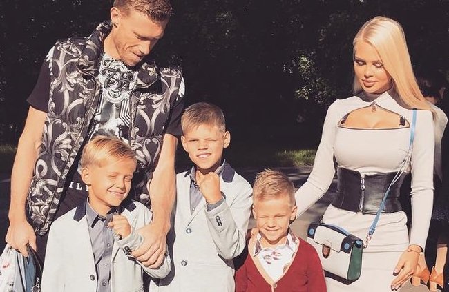 On September 1, the children of football player Pogrebnyak presented teachers with bouquets for the price of an iPhone. - , Teacher, Bouquet, School, Pavel Pogrebnyak