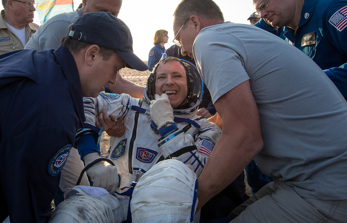 Экипаж корабля "Союз МС-04" вернулся на Землю с Международной космической станции космонавт, союз, приземление, степь, длиннопост