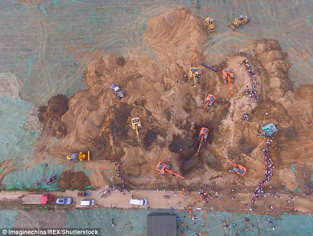 In China, more than 10 excavators rescued a child who fell into a 50-meter well - China, The fall, Luck, Longpost