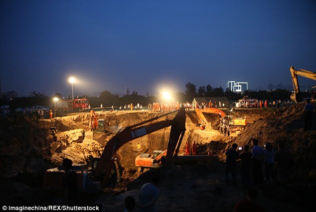 In China, more than 10 excavators rescued a child who fell into a 50-meter well - China, The fall, Luck, Longpost