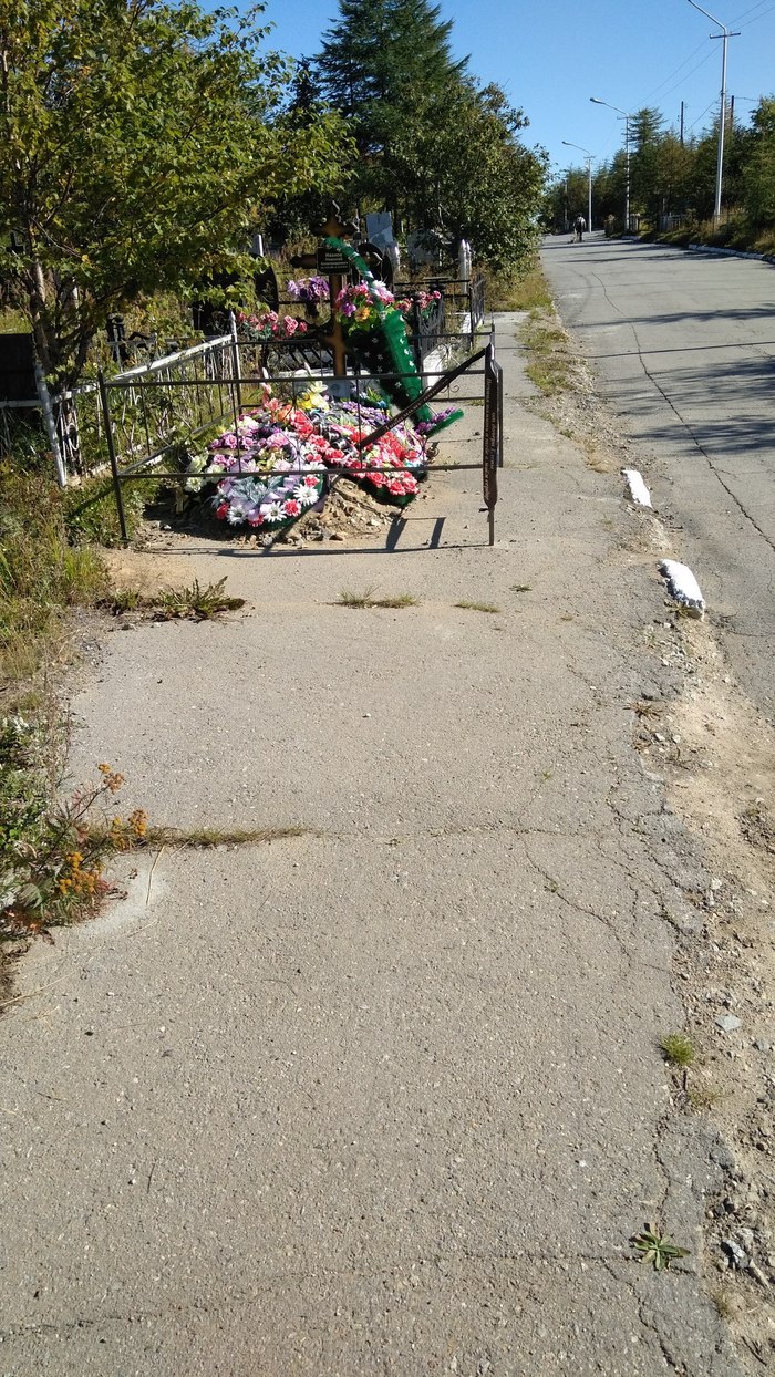 VIP seat... - Grave, Sidewalk, Funeral, Magadan Region