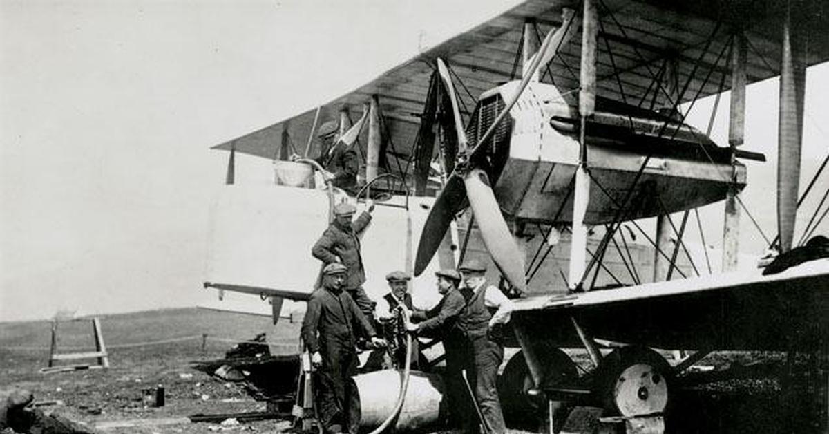 Сколько пролетел первый самолет. Vickers Vimy самолет. Первый полет через Атлантику. Первый перелет через Атлантику на самолете. Первые самолеты пересекцие Атлантику.