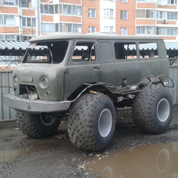 Чего-то ждет