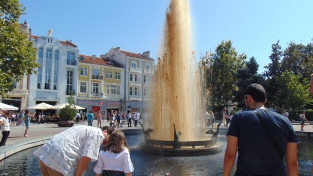 In the center of Plovdiv, a fountain of the color of Coca-Cola was filled - Bulgaria, Modern Art, Plovdiv