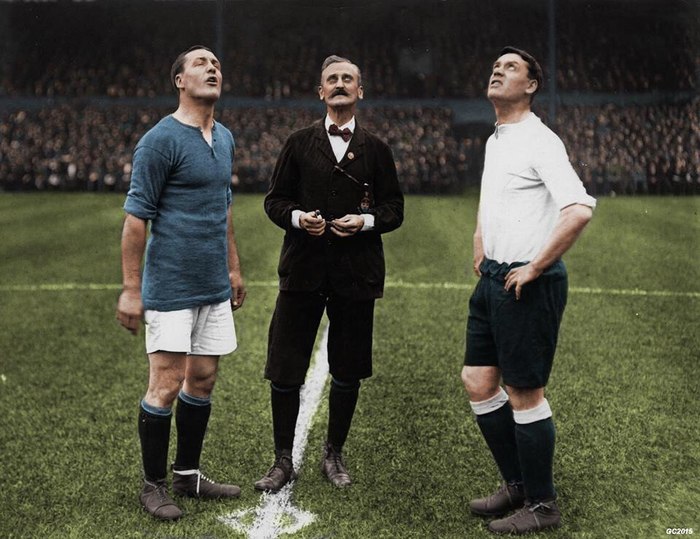 Heads or tails ? - Football, England, Referee, Gentlemen, The photo