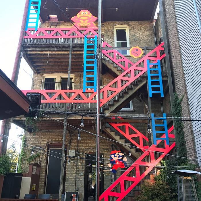 Donkey Kong vs Mario на крыльце.