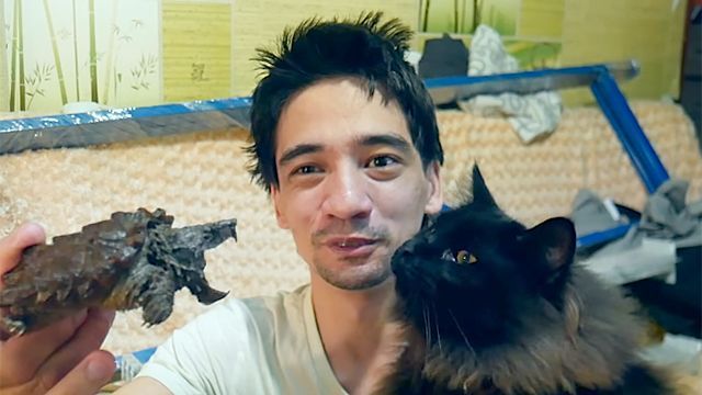 A Russian blogger who set a venomous snake on himself on air has died. - Arslan Valeev, Ren TV, Bloggers