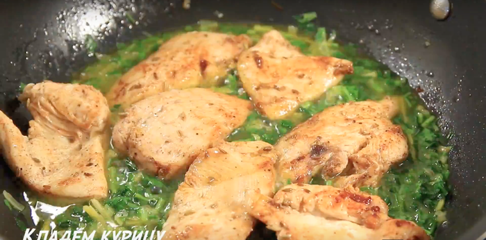 куриная грудка по мароккански рецепт. 1506415514138791421. куриная грудка по мароккански рецепт фото. куриная грудка по мароккански рецепт-1506415514138791421. картинка куриная грудка по мароккански рецепт. картинка 1506415514138791421. Какая она, курица с кус-кус в восточном стиле, или курица по-мароккански? Сладковато-пряная, сочная и одновременно рассыпчатая, с тонким ароматом чеснока и приятной свежестью мяты, с едва ощутимой остротой и отдаленными нотками корицы в послевкусии. Словом, это очень вкусно и по-восточному колоритно, съел одну ложку — и остановиться уже невозможно! Если вы еще не готовили кус-кус с курицей, то начните с этого рецепта, вам обязательно понравится!