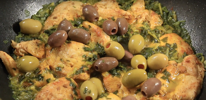 куриная грудка по мароккански рецепт. 1506415524187817776. куриная грудка по мароккански рецепт фото. куриная грудка по мароккански рецепт-1506415524187817776. картинка куриная грудка по мароккански рецепт. картинка 1506415524187817776. Какая она, курица с кус-кус в восточном стиле, или курица по-мароккански? Сладковато-пряная, сочная и одновременно рассыпчатая, с тонким ароматом чеснока и приятной свежестью мяты, с едва ощутимой остротой и отдаленными нотками корицы в послевкусии. Словом, это очень вкусно и по-восточному колоритно, съел одну ложку — и остановиться уже невозможно! Если вы еще не готовили кус-кус с курицей, то начните с этого рецепта, вам обязательно понравится!