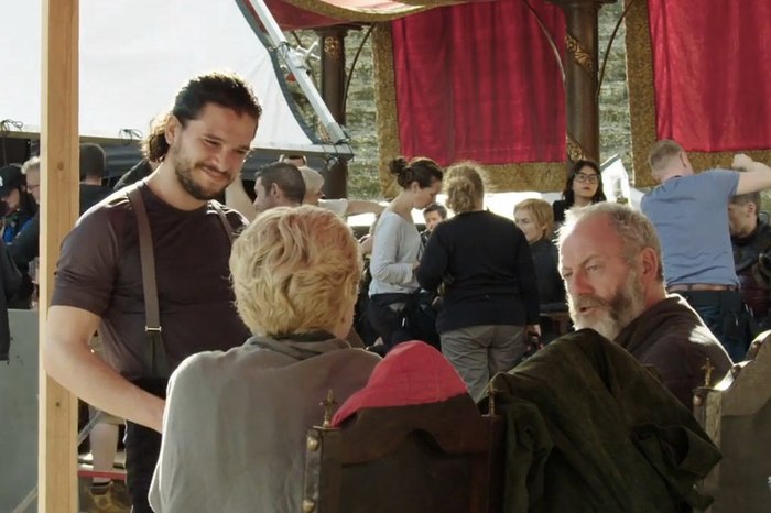 Мне нужен тот, кто будет смотреть на меня так же, как Джон Сноу на эту зеленую тряпку на стуле.