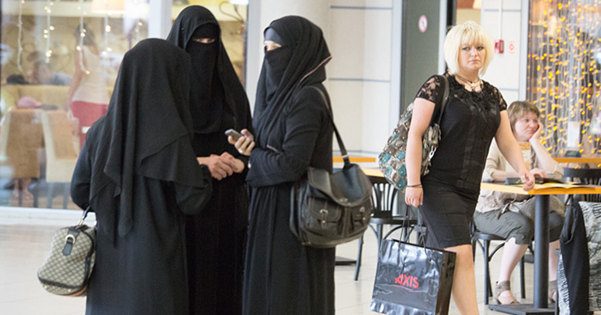 Жены халифата. Бурка паранджа никаб. Саудийский никаб. Женщины в никабе Дубай. Паранджа одежда.