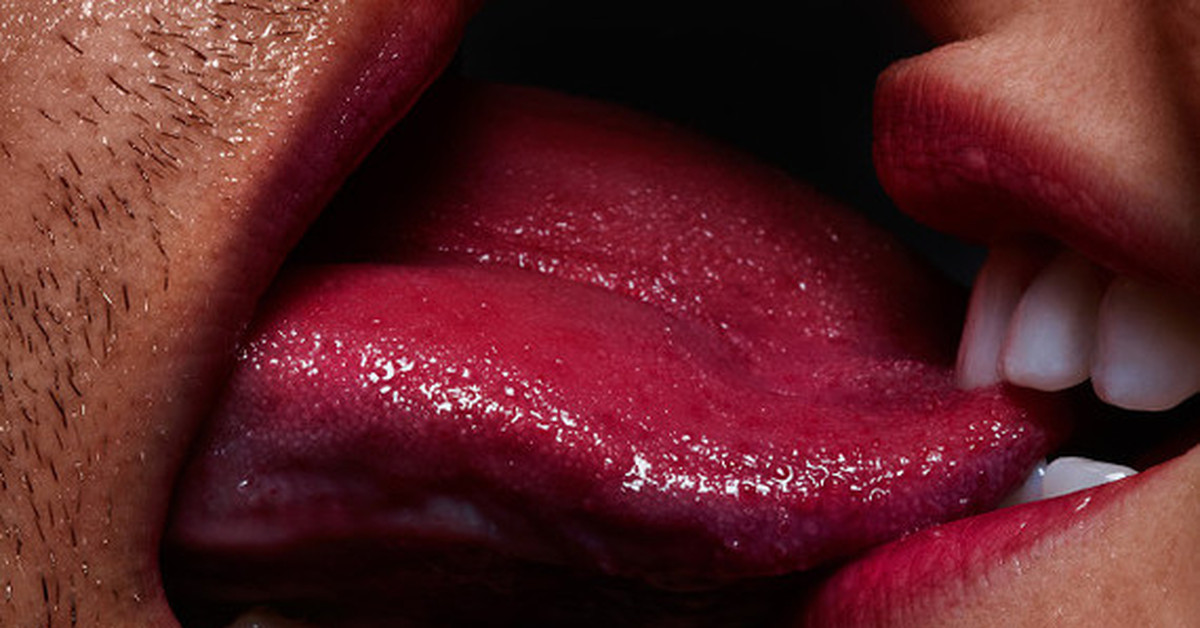 Красиво лижет языком. Поцелуй с языком. Женские губы. Губы с языком. Женские губы с языком.