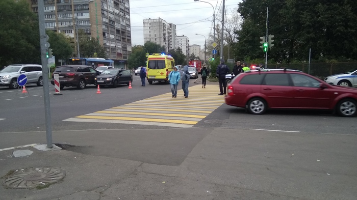 An attempt to land a medical helicopter in the parking lot of the Moscow shopping center Timiryazevskaya 2/3 03.10 (better to watch from 1:40) - Helicopter, My, Road accident, Video, Moscow