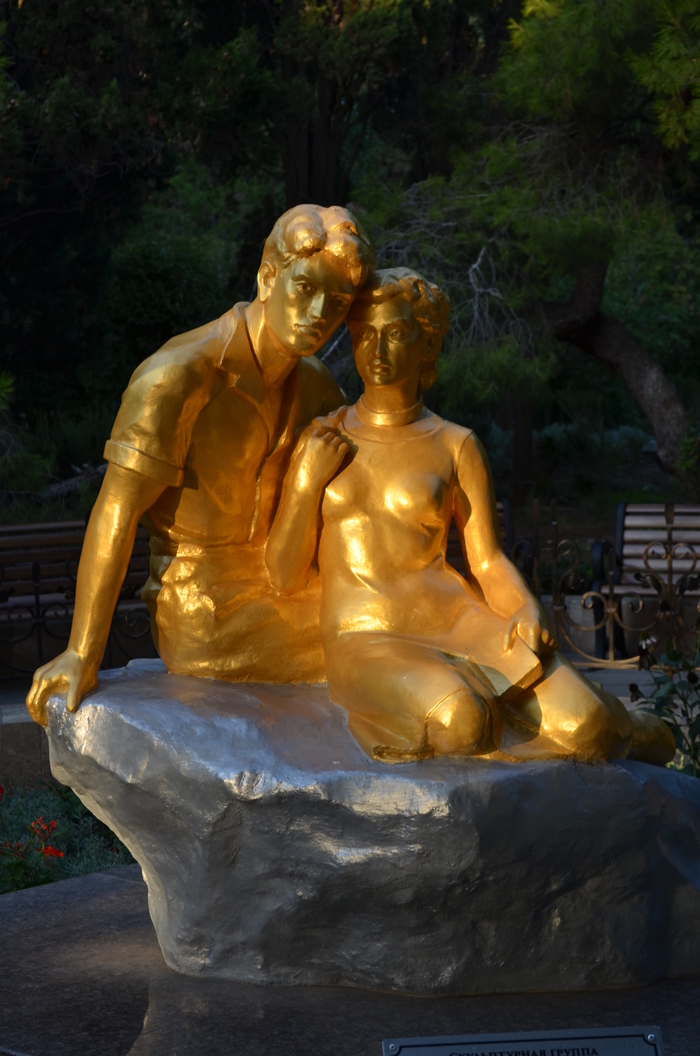 Lovers at sunset. - My, The photo, Lovers, Foros, The park, Sculpture, Longpost