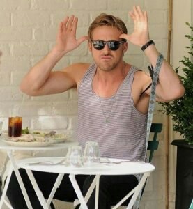 Gosling teases the paparazzi - Not mine, Ryan Gosling